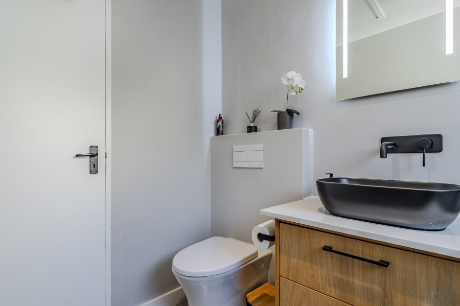 2 Bedroom Property for Sale in Vredehoek Western Cape